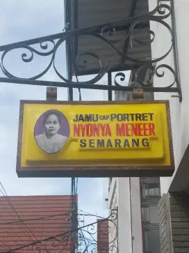Neon Box Vintage Nyonya Meneer
