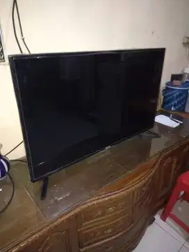 Smart TV 43Inch. Layar Retak, masih nyala