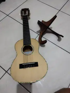 Gitar ukulele mandalika dengan stand