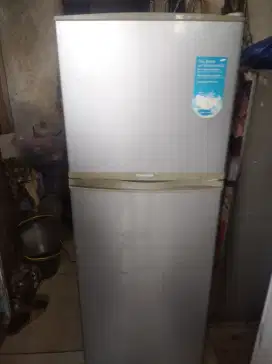 Kulkas 2 pintu merek Samsung normal bagus