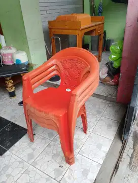 3 kursi plastik