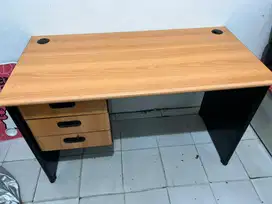 Meja Kantor UNO