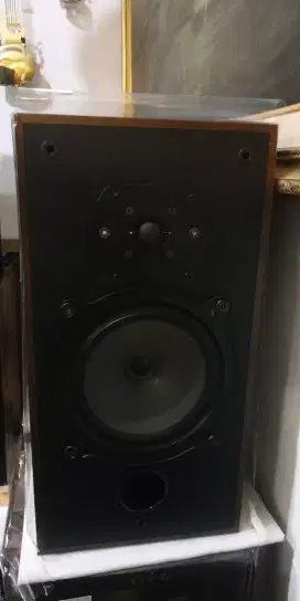 fs. Speaker B&W DM 10
Kondisi Mulus