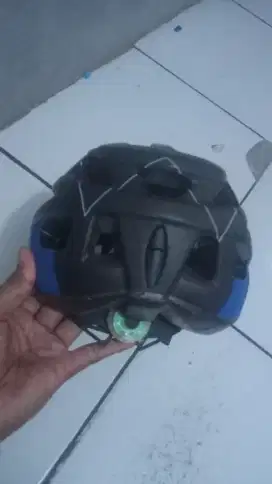 helm sepeda masih seperti baru