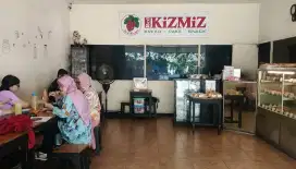 Staf Produksi Toko Roti & Kedai Kopi
