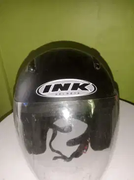 Helm ini size L warna hitam