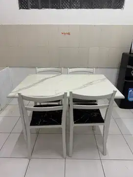 Meja makan 4 kursi