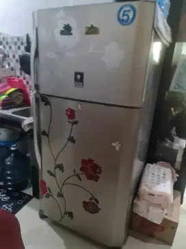 Kulkas kapasitas besar merk Sharp. Bagi yg berminat harga nego tipis