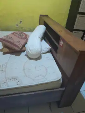 Risbang/Dipan Jati dan kasurnya