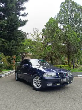 BMW 318i 1998 Bensin