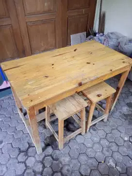 Dijual 4 Meja Kayu Kokoh Ukuran 110x60  + Kursi 9 Buah, Kondisi Bagus!