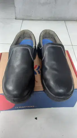 Sepatu safety Kent size 9