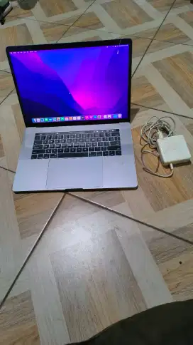 Macbook pro i7 2016 touchbar 16/512gb unit+charger bisa tt handphone