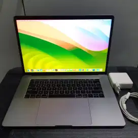 Macbook pro 2018 touchbar 15 inch ram 16gb ssd 512gb core i7 dual VGA