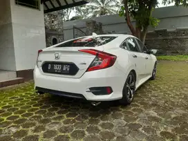 Dijual Civic Turbo sedan Putih 2016 istimewa km rendah