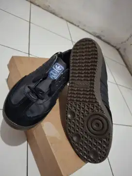 Sepatu baru dan second