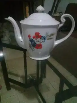 teko lawas untuk display.