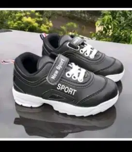 Sepatu sneaker anak