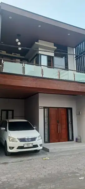 Rumah cantik 2 lantai Medayu Rungkut