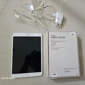 Samsung Galaxy Tab s2 8 inch kondisi normal. Kelengkapan sesuai gambar