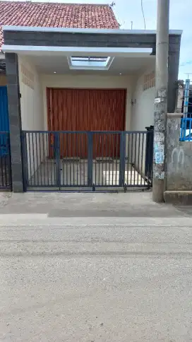 DI SEWAKAN RUMAH TINGGAL DI PINGGIR JALAN UTAMA