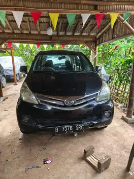 Xenia R 2013 hitam