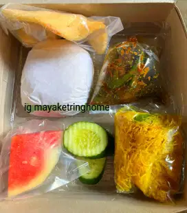 Kami menyediakan berbagai macam nasi kotak untuk berbagai acara