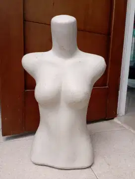 Menekin wanita dan patung kepala