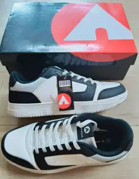 Sepatu Sneakers Airwalk CHAZ White/Black Uk 42