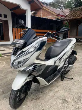 HONDA PCX PUTIH 2018