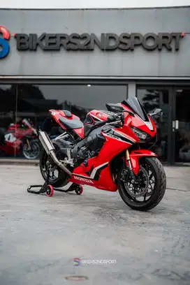 HONDA CBR 1000RR FIRE BLADE z900 r6 monster