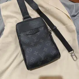 LV taigarama sling bag like new fullset