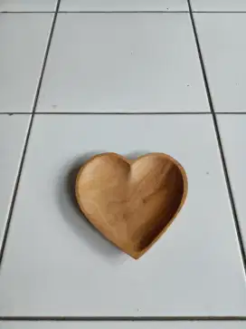 Piring Love dari kayu Jati