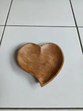 Piring Love lengkung dari kayu Jati