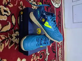 Sepatu futsal Mills voltasala pro leon lea