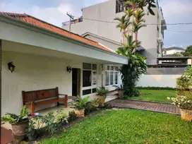 Rumah Asri Cantik dengan Halaman Luas di Pusat Kota Jakarta Selatan