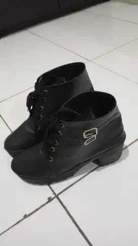 Sepatu kulit dari Korea anti air