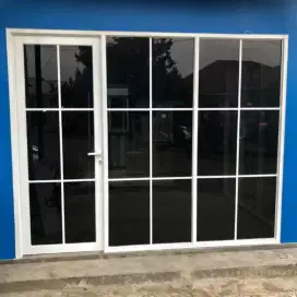 Pintu kaca aluminium ornamen putih