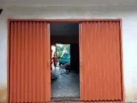Folding gate rooling door