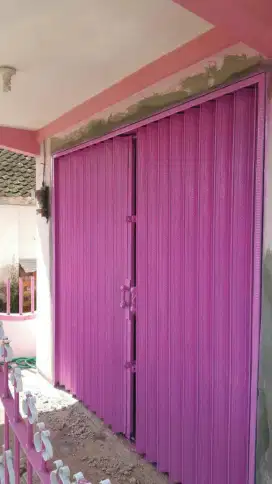 Folding gate rooling door