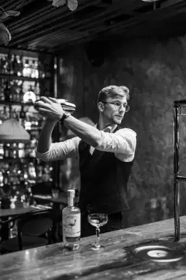 Cari lowongan pekerjaan Bartender, barista atau editor