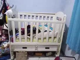 Box bayi berbahan kayu