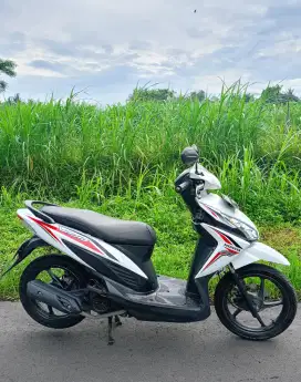 Honda Vario FI ESP putih terawat