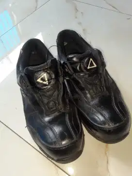 Sepatu safety KENT 43