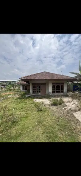 Rumah strategis dan tanah Luas