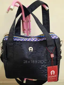 Tas branded aigner
Uk 28 x 18 x28
Limited Edition Tas New baru
Bahan