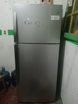 Kulkas LG 2 pintu kapasitas 560Ltr