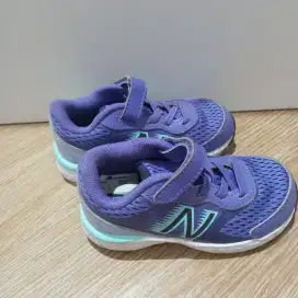 Sepatu anak New Balance warna ungu size 23