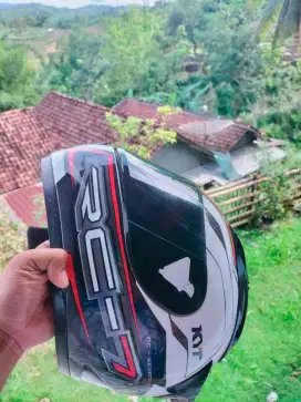 HELM KYT PUTIH HITAM BEKAS