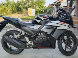 Di jual Honda CBR 150 CC tahun 2015 warna hitam